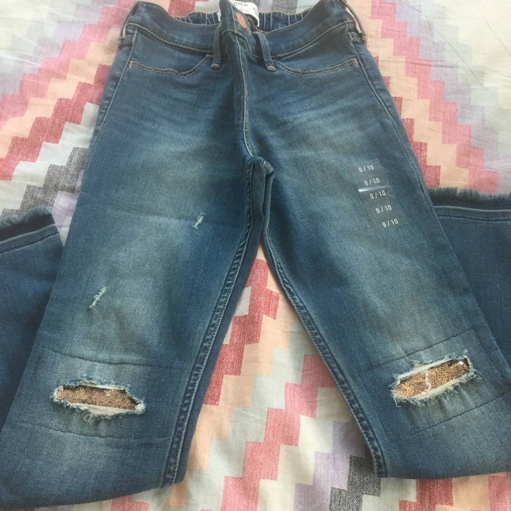 Pull-on jean leggings. Size 9/10. Never been worn!